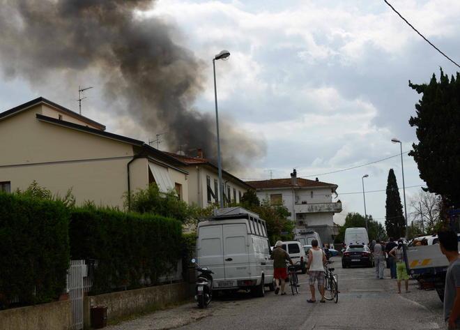 Fuoco vicino alle case partito dal ricovero degli animali 