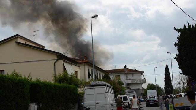 Fuoco vicino alle case partito dal ricovero degli animali