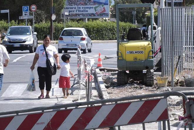 Rifatta metà pavimentazione previste piazzette per la sosta