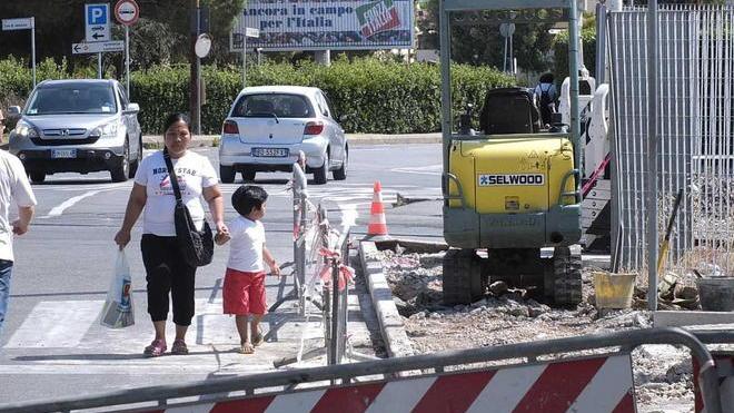 Rifatta metà pavimentazione previste piazzette per la sosta