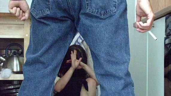 Picchia la moglie di fronte alla figlioletta, arrestato