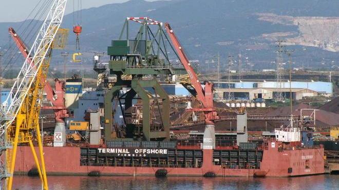 Nave non sbarca rottame, lavoratori a casa