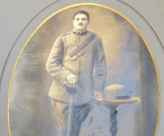 Trova la foto del padre in un vecchio baule e la dona al Comune come memoria storica