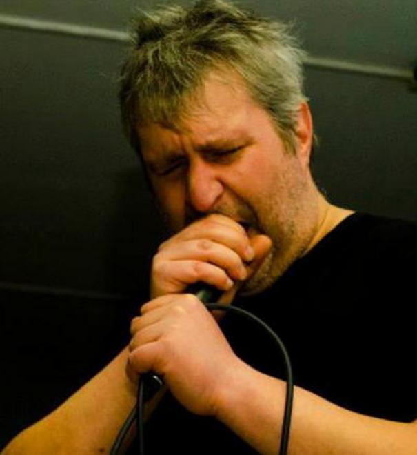 Muore dopo la caduta cantante ex dirigente di azienda 