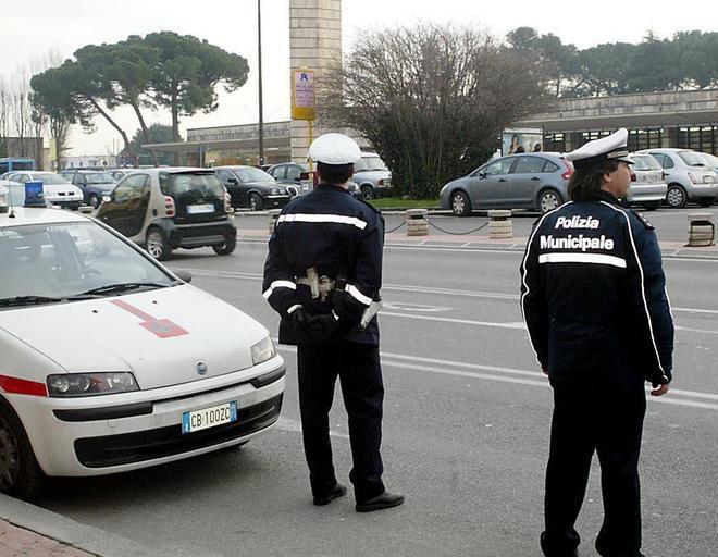 Scontro frontale, tre feriti 
