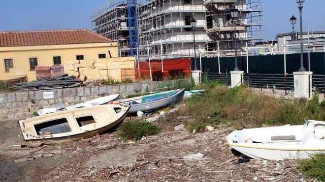 Tra rifiuti e relitti sul lungomare