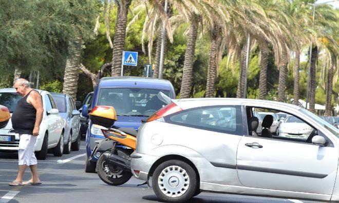 Fa inversione a U, scooterista ferito