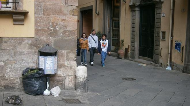 Rifiuti abbandonati fuori orario, scattano le prime multe