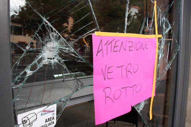 “Spaccata” nella gelateria di Figline, i ladri rubano 3.600 euro 