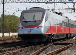 Treno investe un animale (forse un cervo) e si blocca sui binari 