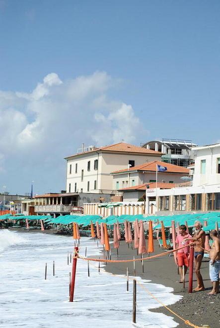 Marina di Cecina, l’erosione si mangia il bagno Aurora 