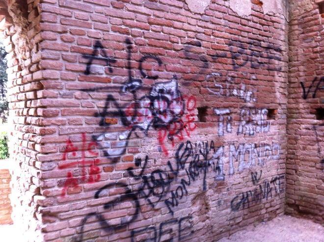 Il sindaco Toni sfida i vandali: via le scritte dal Parco 