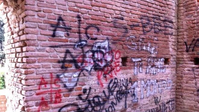 Il sindaco Toni sfida i vandali: via le scritte dal Parco
