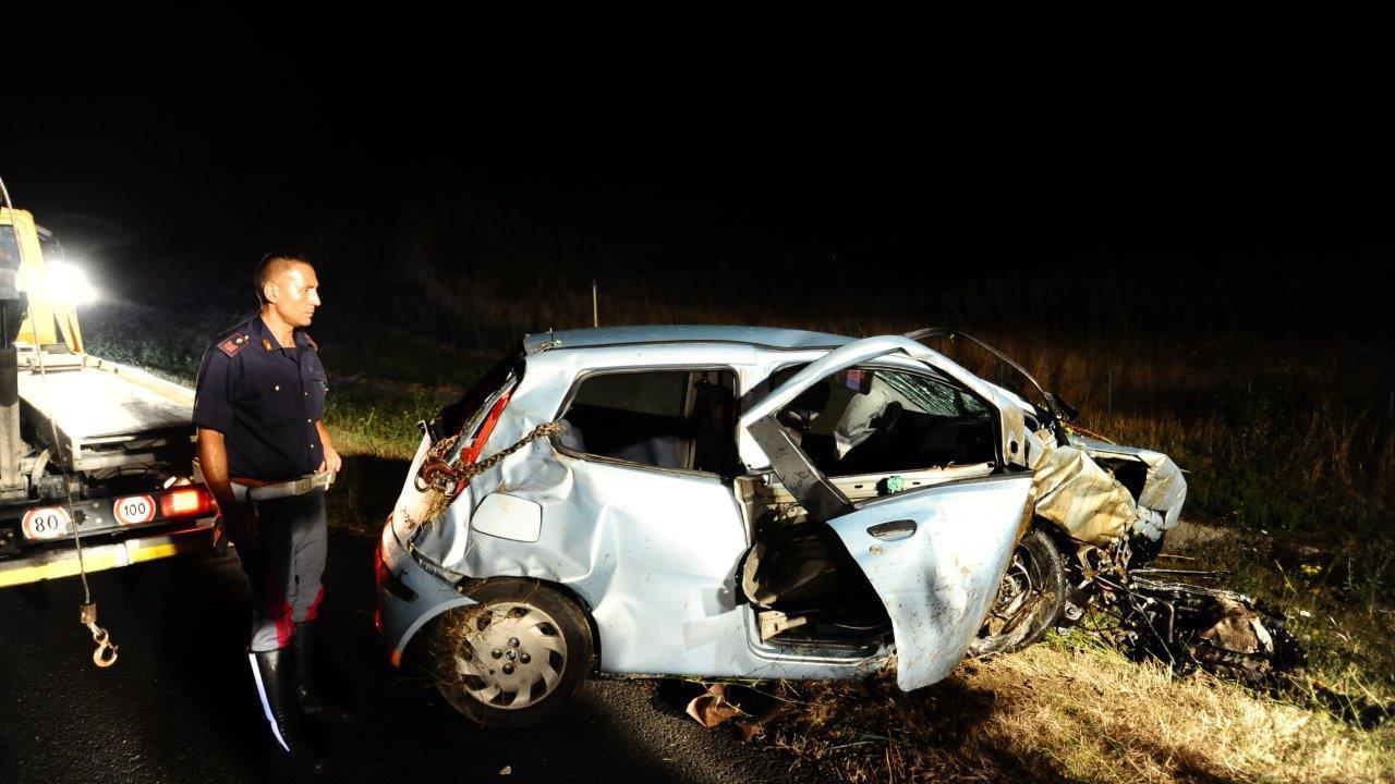 Auto fuori strada in A12, muore a 49 anni