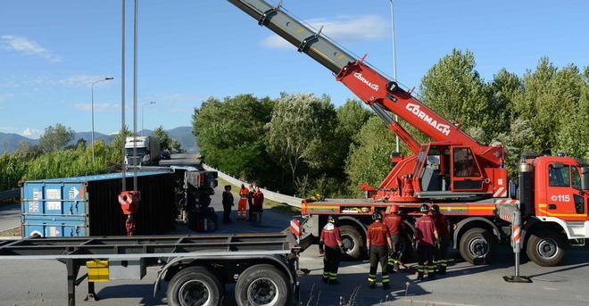 Camion ribaltato e il traffico va subito in tilt