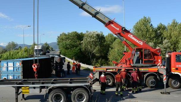 Camion ribaltato e il traffico va subito in tilt