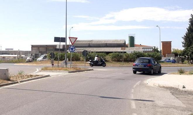 Cade dalla moto e muore a 17 anni 