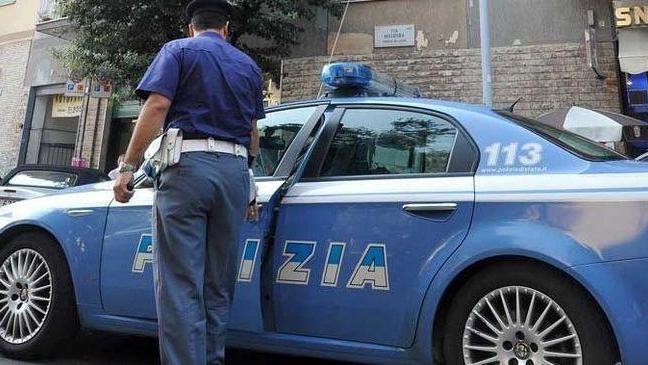 Rubano monete e generi alimentari dal bar