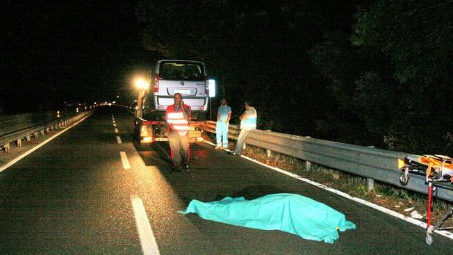 Trovato morto accanto all’auto a Torre del Lago