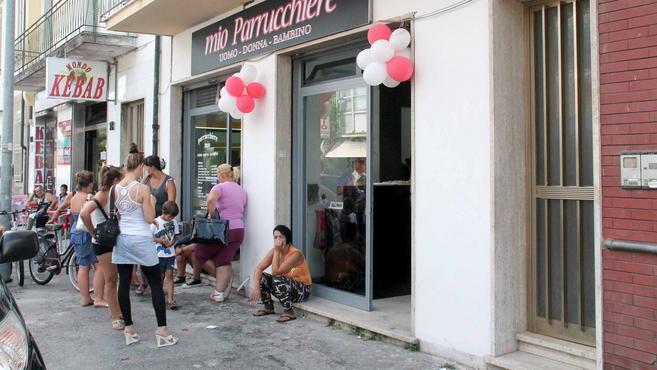 Tutti in fila dal parrucchiere cinese al Varignano