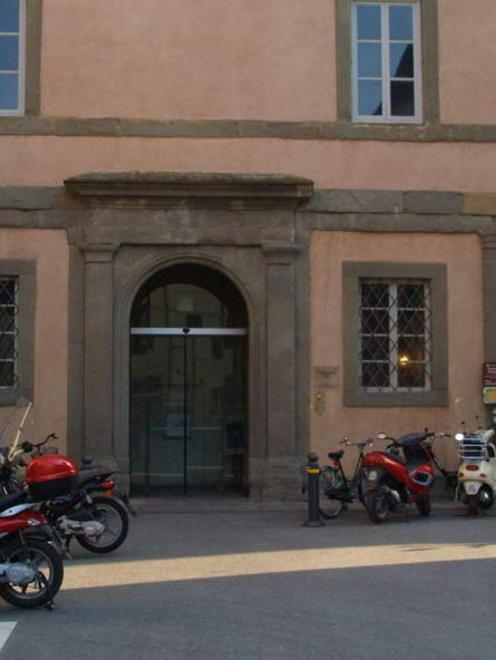 Multe ai motorini fuori dell’Agorà 
