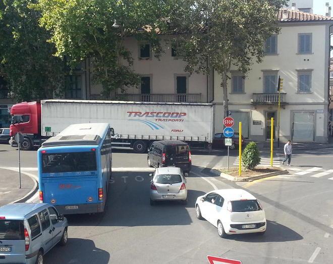 Piloni gialli in piazza San Marco a Prato: ecco i nuovi semafori 