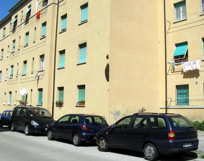 Rissa in via Ademollo: due donne litigano tra loro, pestato il giovane che voleva dividerle 