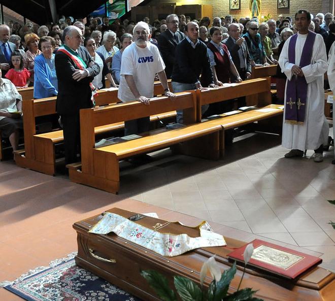 Modena - Don Angelo, folla commossa per l’addio alla Sacra Famiglia - FOTO - VIDEO