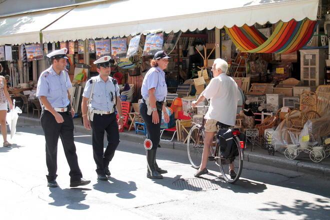 I vigili multano il vicesindaco in bici in via Fratti 