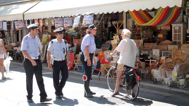 I vigili multano il vicesindaco in bici in via Fratti