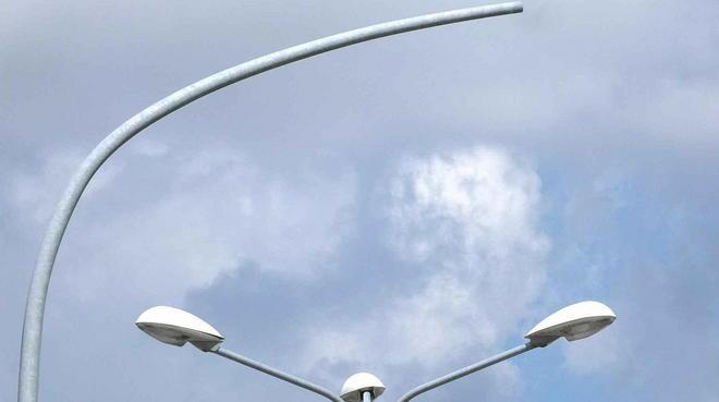 Rotatoria pericolosa bordi alti e poca luce 