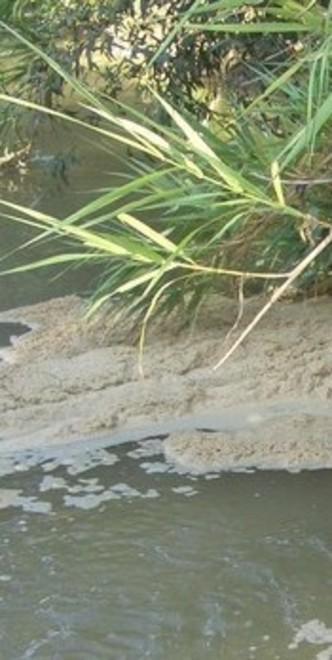 Una diga “abusiva” e scarichi nel fiume 