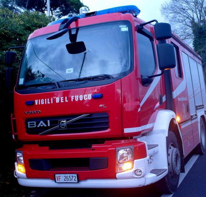 Rogo al Pingrossino A fuoco auto, Vespa e bombole di gas