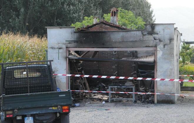 I fulmini provocano il crollo del tetto di garage e soffitta
