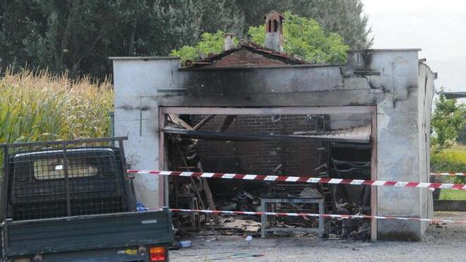 I fulmini provocano il crollo del tetto di garage e soffitta
