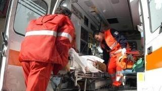 Scooter agganciato da un tir, ferito 38enne