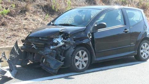 Schianto in auto, ragazza ferita