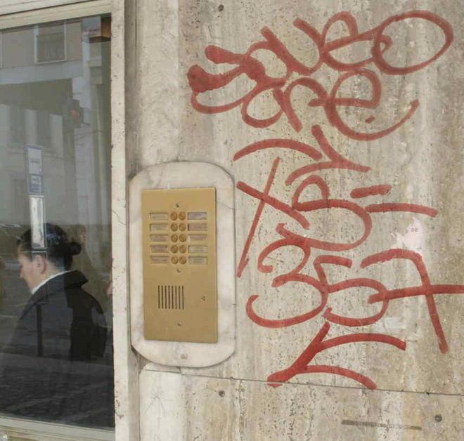 Pulite il centro dal degrado spray