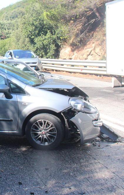 Scontro frontale sul Romito cinque feriti, traffico in tilt 