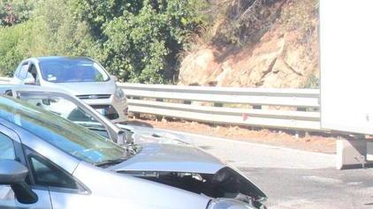 Scontro frontale sul Romito cinque feriti, traffico in tilt