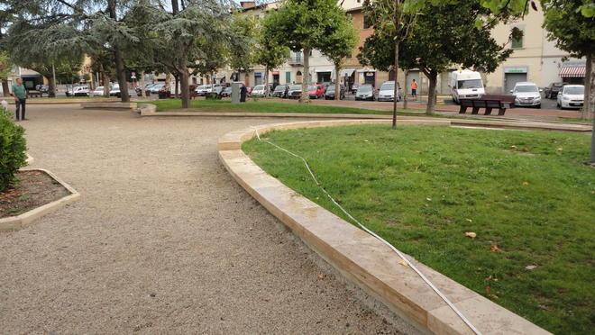 Vandali scatenati su piante e luci nella piazza appena rinnovata 
