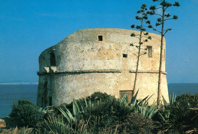 La grande torre di Capo Galera, vedetta sul litorale di Alghero