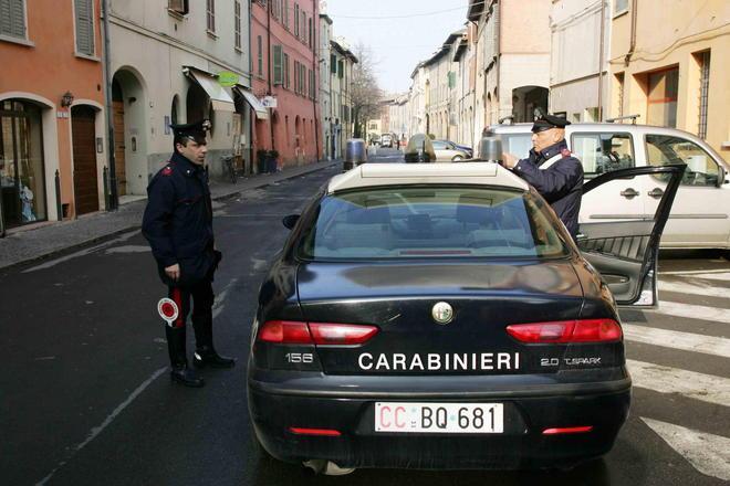 Ladro minaccia col cacciavite il padrone di casa 