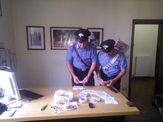 Spacciava droga sulla spiaggia di Marina di Pietrasanta 