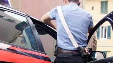 Ruba profumi e scappa: arrestato