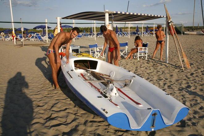La barca a vela scuffia: salvati in acqua due ragazzi 