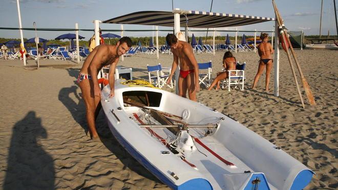 La barca a vela scuffia: salvati in acqua due ragazzi