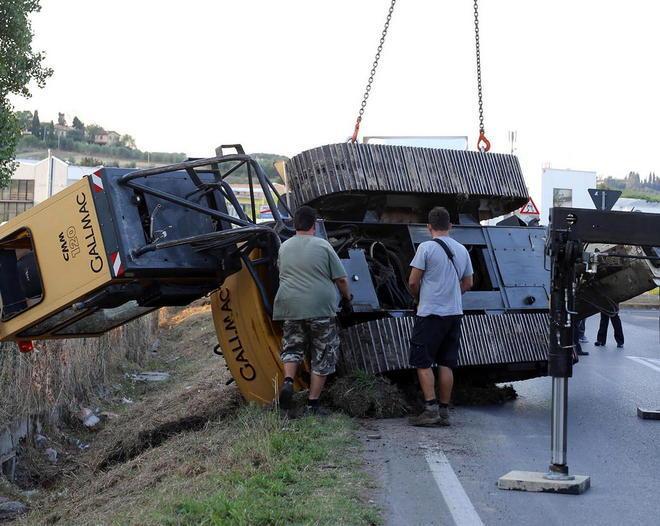 Ruspa "scivola" giù dal camion e si capovolge: traffico in tilt a Vinci 