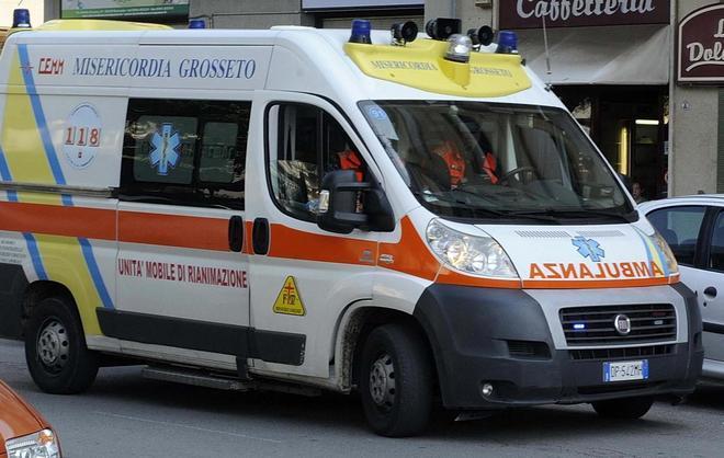 Porta a spasso il cane, si accascia e muore 