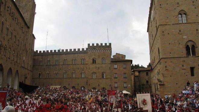 Alla conquista del Bravìo il Colle capitale delle bandiere